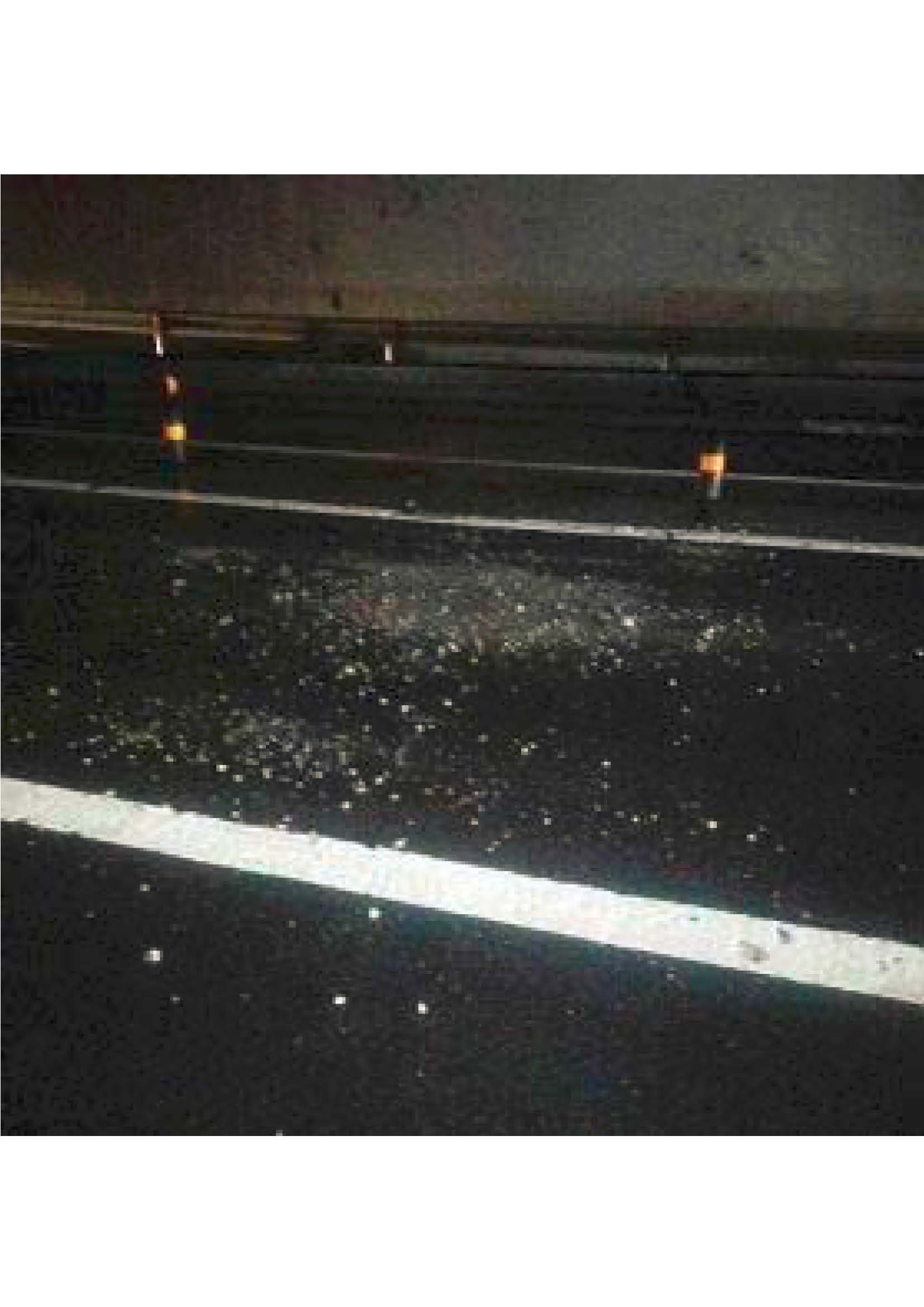 東名阪自動車道橋からコンクリート片落下